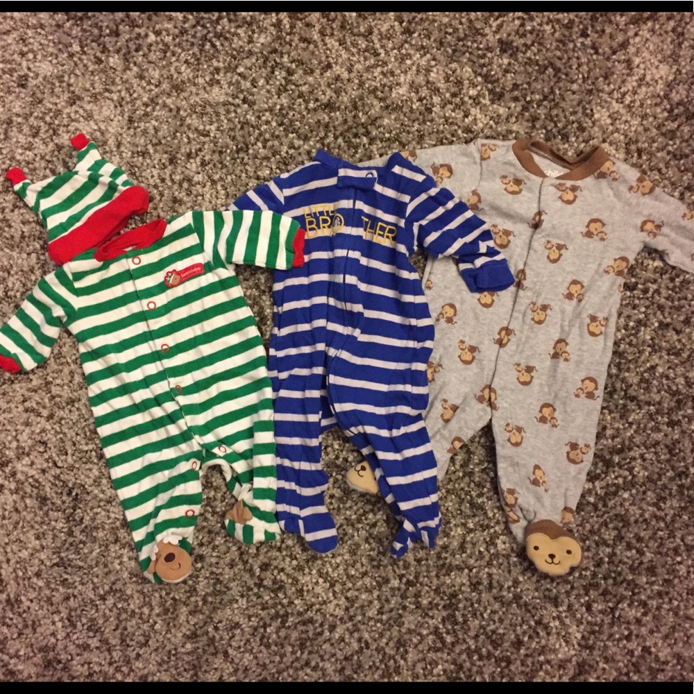 3 Carter’s baby pajama sleepers. NB/0-3